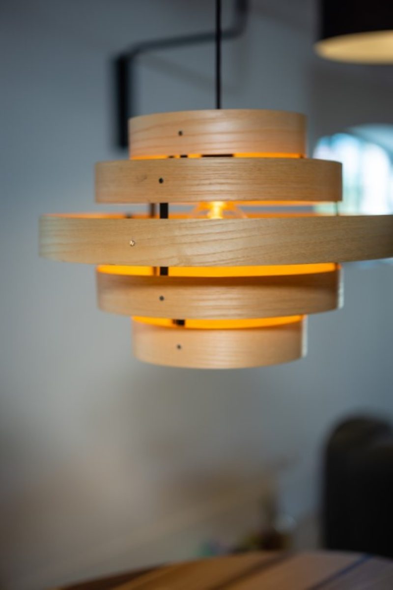Lampe pendante à 5 anneaux, un accroche-regard en chêne naturel - Image 2