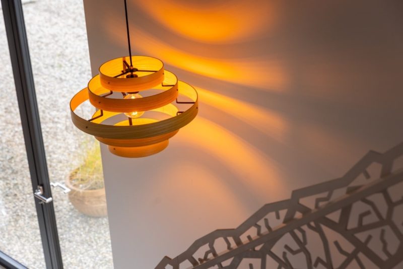 Lampe pendante à 5 anneaux, un accroche-regard en chêne naturel - Image 3