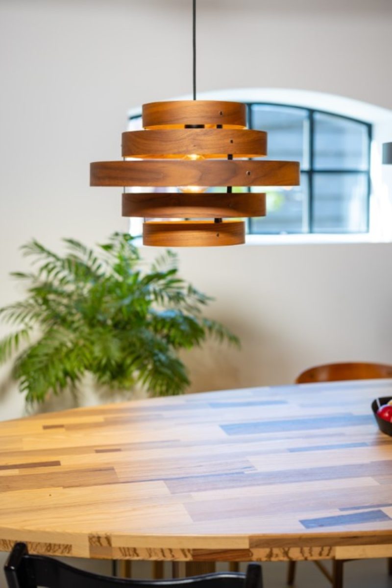Lampe pendante à 5 anneaux, un accroche-regard en bois de noyer