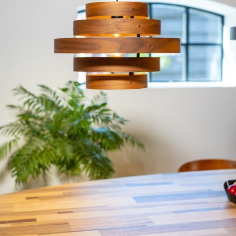 Lampe pendante à 5 anneaux, un accroche-regard en bois de noyer