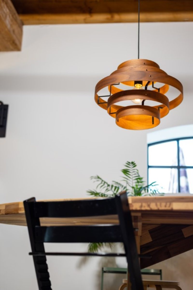 Lampe pendante à 5 anneaux, un accroche-regard en bois de noyer - Image 2