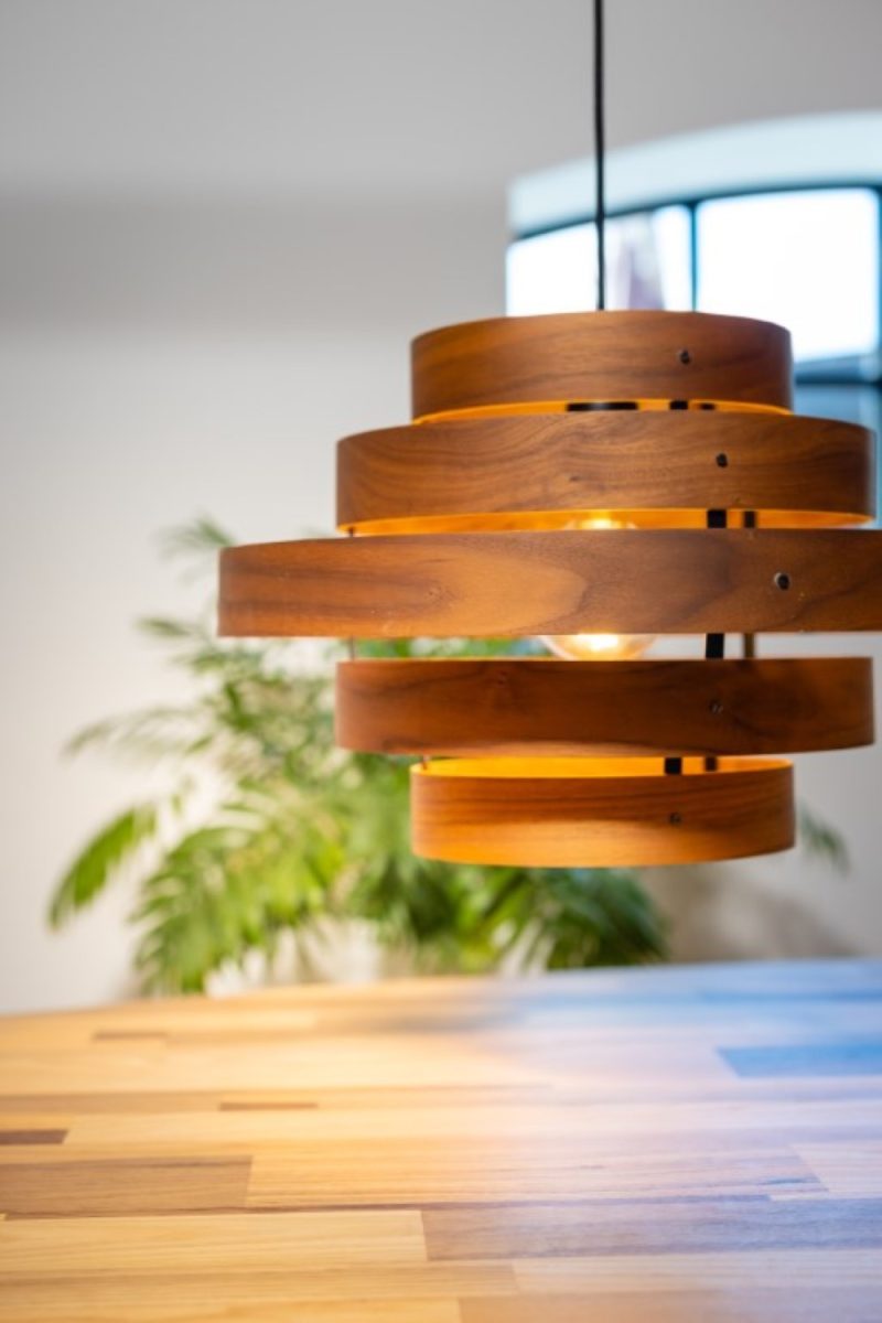 Lampe pendante à 5 anneaux, un accroche-regard en bois de noyer - Image 3