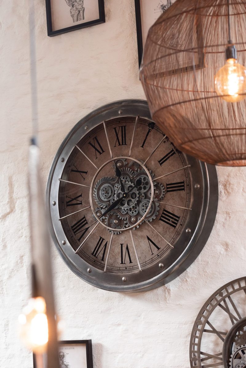 Horloge chiffres romains mecanisme apparent metal + verre antique gris - Image 4