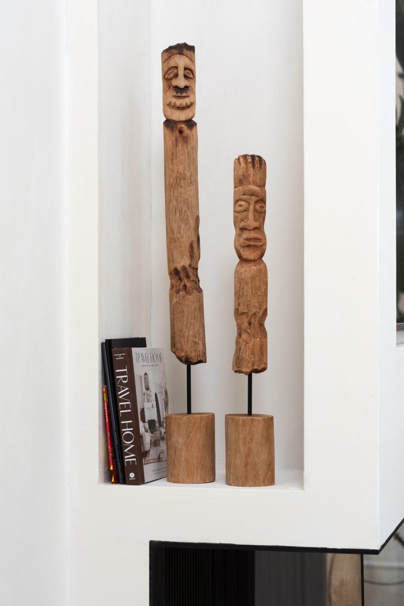 Set 3 personnages sur pied totem bois naturel - Image 2