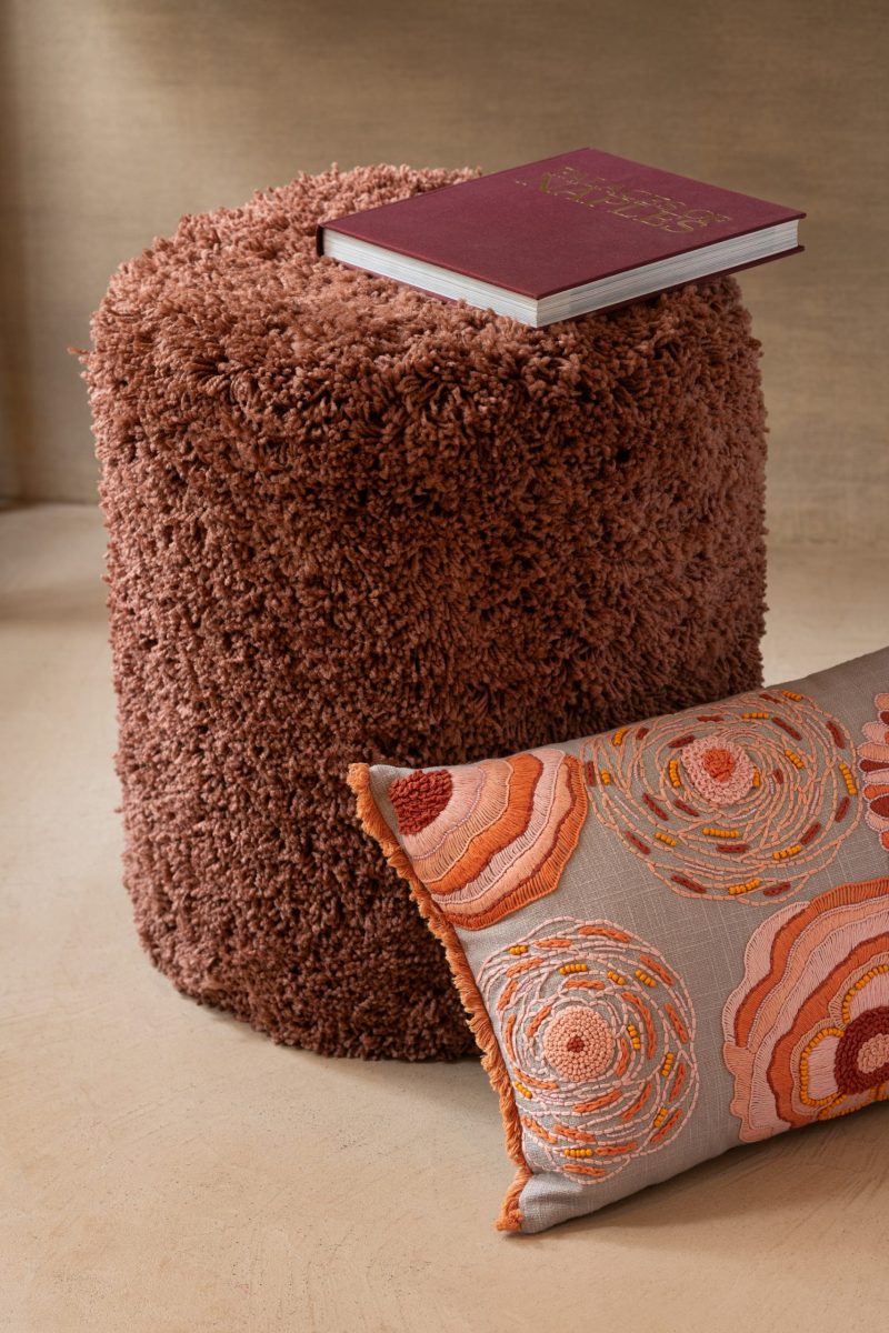 Pouf cylindre duveteux  polyester brique - Image 4