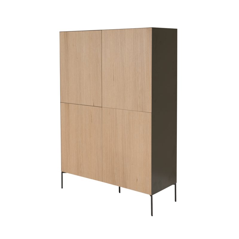 Armoire élégante et contemporaine : chêne avec un profil aux lignes épurées et une finition en métal.