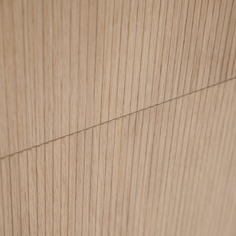 Armoire élégante et contemporaine : chêne avec un profil aux lignes épurées et une finition en métal. - Image 3