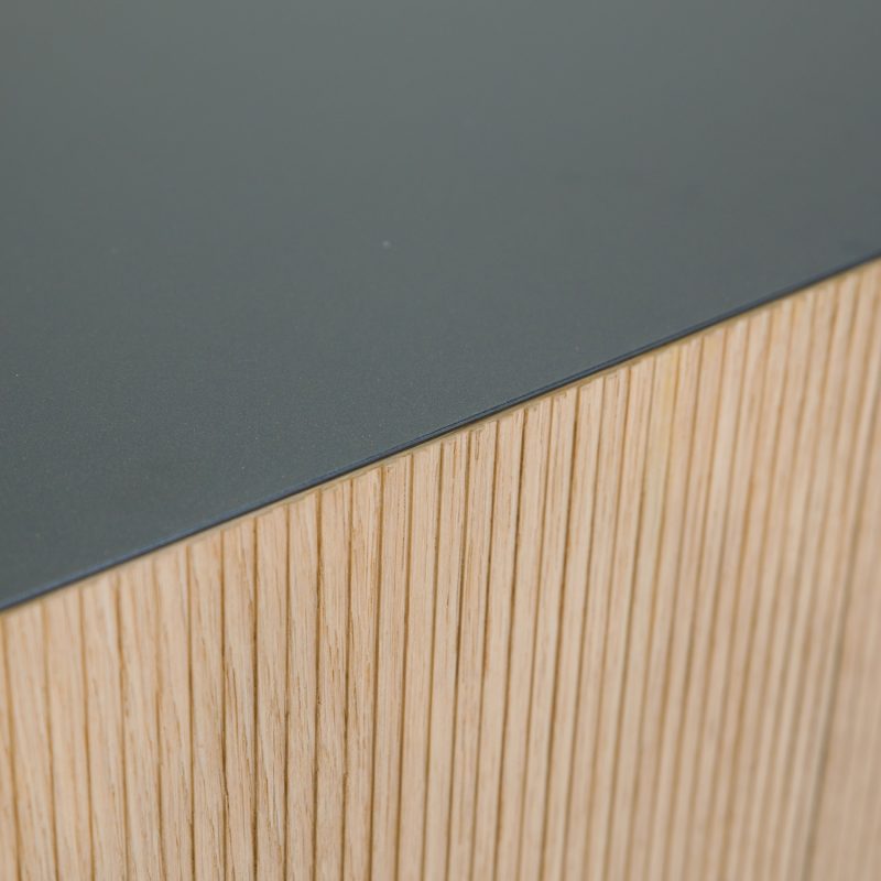 Armoire élégante et contemporaine : chêne avec un profil aux lignes épurées et une finition en métal. - Image 5