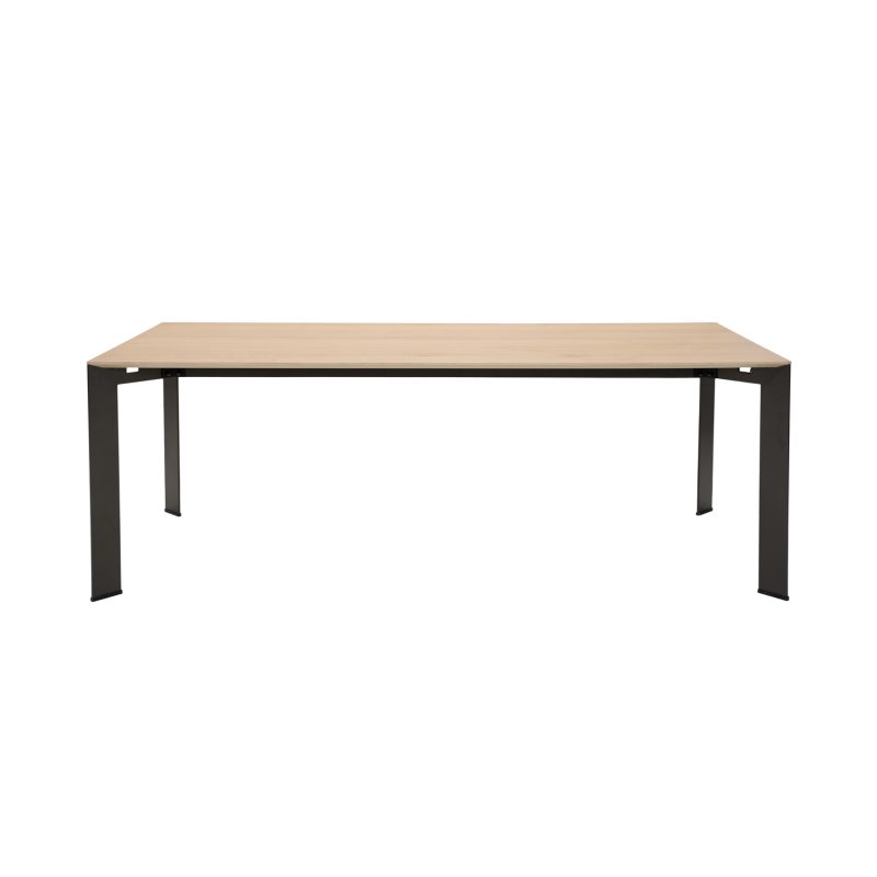 Table de salle à manger en chêne naturel, pieds en métal.