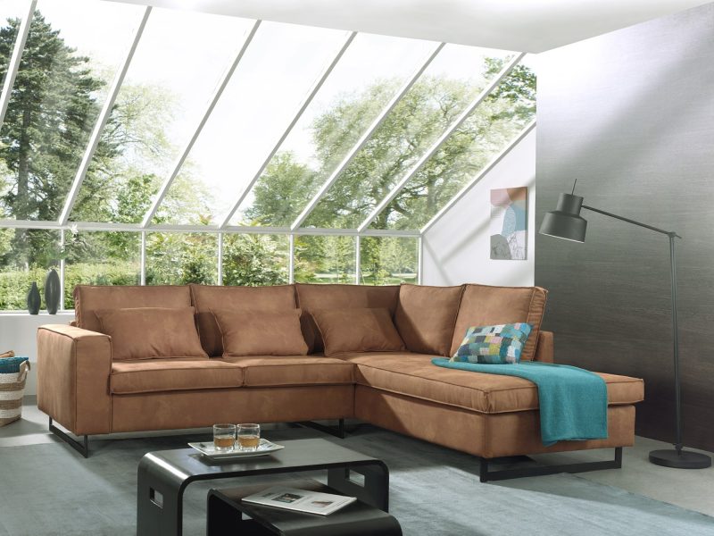 Canapé d'angle en couleur mocca avec coussins inclus